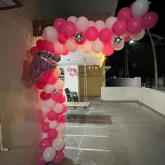 An elegant balloon arch created for an outdoor terrace to announce "It's a Girl". This style is perfect for home entrances or party spaces, setting a celebratory mood right from the door.