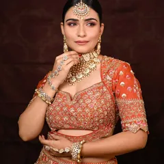 The art of subtle glam, perfected. 🤍 This look is for the new-age bride who wants elegance with a touch of tradition. Notice the clean base, soft pink eyeshadow, and how the makeup enhances her features without overpowering the stunning jewelry.