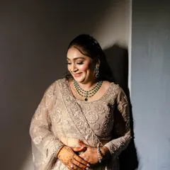 Sangeet glam that speaks with grace. This candid shot captures the beauty of a dewy skin finish and glitter-kissed eyes, paired with effortless waves for a perfect festive vibe.