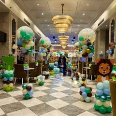 I can handle large-scale birthday events in banquet halls and other big venues. For this jungle-themed party, I filled the entire entrance and hall with balloon pillars, animal cutouts like lions and crocodiles, and large balloon centerpieces. This creates an immersive experience for guests from the moment they walk in.