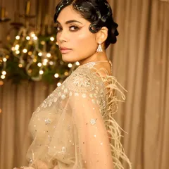 This angle shows how the vintage waves frame the face beautifully. The look is paired with a dramatic, graphic eyeliner to fully capture the iconic style of the Roaring Twenties.