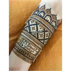 A beautiful design to celebrate a 25th wedding anniversary. We personalized it by writing "25 Sparkling Years" on the arm band, surrounded by elegant patterns.