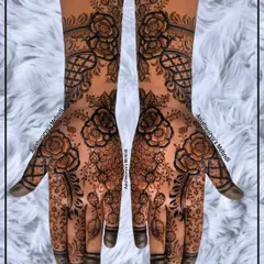 A classic floral design with beautiful roses on the palms and wrists. The combination of bold flowers and delicate netting creates a romantic and timeless look.