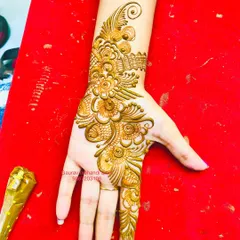A beautiful Arabic floral vine design. This is a great option for guests, as it covers the hand elegantly without the long drying time of a full bridal design.
