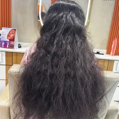 The "before" shot for a Hair Botox treatment. The hair is frizzy and lacks definition, ready for a smoothing and hydrating transformation.