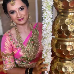 The sister of the groom looking absolutely radiant. She rented this gorgeous antique necklace set with intricate carvings and matching jhumkas to perfectly complement her silk saree.