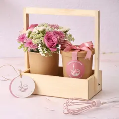 A delightful Mother's Day gift set. This charming wooden caddy holds one of our Mango & Cream Cheese dessert tubs and a matching bouquet of fresh pink flowers, combining two classic gifts into one.