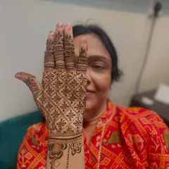 A happy client showing her beautiful full-hand jaal design. It brings me joy to see my art bring a smile to someone's face.