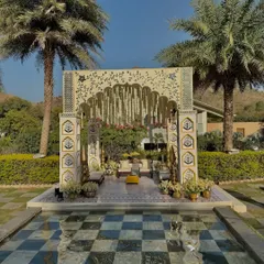 This shot captures the full symmetry and elegance of the jharoka mandap, reflecting beautifully in the water for a truly heavenly setting.