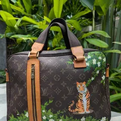 I transformed this 17-year-old LV messenger bag with a custom "Zen Tigress" design. The goal was to create a piece of original art that complements the classic monogram pattern.