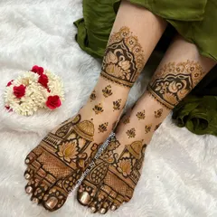 A lighter, more delicate design for bridal feet. This style features lotus and swan motifs with plenty of open space, giving it an airy and graceful feel.