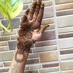 Here is another stunning Arabic design from a student, showcasing a different style. This one features a jewelry-like pattern on the back of the hand, with a prominent floral and paisley vine.