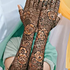 This full coverage floral design is one of my absolute favorites to create. I filled the arms with bold roses and delicate leaves, blending traditional patterns with a modern floral style for a truly unique bridal look.