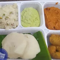 A look inside one of my breakfast boxes, perfect for a quick and healthy start to your day. This one features soft idlis, crispy vada, savory uppittu, and two types of freshly made chutney, all neatly packed and ready to enjoy.
