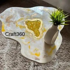 This beautiful resin coffee table, with its white marble effect and a center of yellow sapphire-like stones, was made by a student in my workshop. It shows how you can customize your decor to your exact taste.