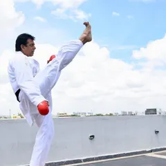 Another example of the flexibility and power that defines our founder's technique. This level of skill is what we strive for in our own martial arts journey.