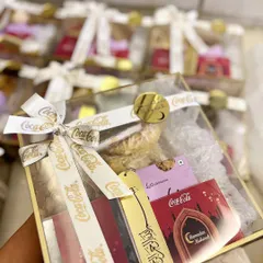 I was honored to create these custom Ramadan hampers for Coca-Cola. This acrylic box includes branded items and Islamic essentials, tied with a personalized ribbon.