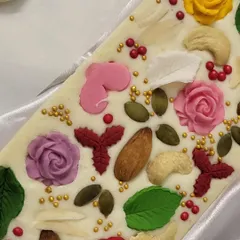 For those who love white chocolate, this designer bar is a dream. It's a beautiful canvas for colorful chocolate flowers, crunchy almonds, cashews, and pumpkin seeds.