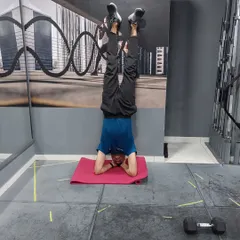Advanced bodyweight movements like this forearm headstand are great for building shoulder stability and core control. I guide clients through the progressions needed to safely achieve poses like this, improving balance and overall strength.