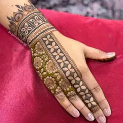 A chic and modern design for the groom's sister. This style combines a geometric floral band on the finger with a matching cuff, leaving negative space for an elegant look.