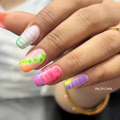 More Holi vibes with these colorful nails. This design uses a mix of airbrushing effects and crocodile print techniques.