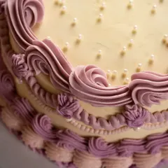 A close-up of the exquisite Lambeth detailing and sugar pearls on my vintage-style cake.