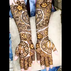 A lovely back-hand design that includes the name 'Yasar' written on the palm, surrounded by floral and paisley patterns.