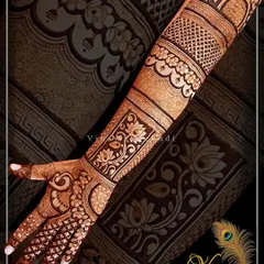 A classic back-of-hand design with beautiful bands of floral and geometric patterns. The peacock and lotus motifs add a touch of nature.