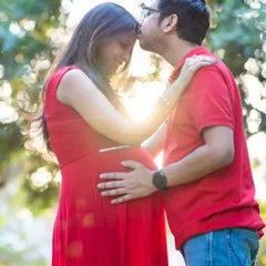 There is a special kind of magic in the soft evening light. For this outdoor maternity session, we captured a tender moment between the expecting couple. The gentle kiss and warm backlighting create a feeling of love and anticipation, resulting in a natural and heartfelt portrait.