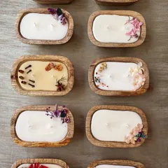 I love how each of my wooden bowl candles is unique. Here you can see a variety of them, each hand-decorated with different dried flowers and spices to match its specific fragrance.