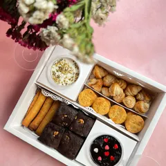 Here is what's inside my Mother's Day High Tea Hamper. It's a delicious grazing box with brownie bites, shortbread sticks, mini croissants, crackers, and two dips.
