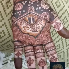 A special design for a baby shower ceremony, featuring tiny baby feet and a cradle motif in the center of the palm. It's a sweet way to celebrate the new arrival.