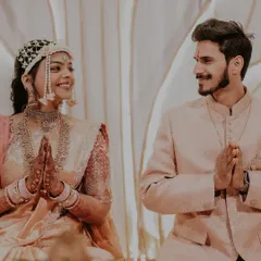 A traditional moment from the engagement ceremony. The bride's floral mundavalya, made of delicate white flowers, looks so elegant.