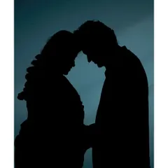 Maternity photography can be artistic and emotional. I use techniques like this silhouette shot to create a timeless and intimate portrait of the expecting couple, focusing on their bond before the baby arrives.