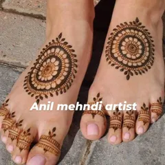 A simple and beautiful mandala design for the feet. This is a great choice for a minimalist look or for pre-wedding functions. The toes are also decorated with matching rings.