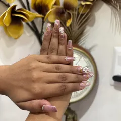 We can customize the length, shape, and design of your nail extensions. This set features a long, elegant shape that elongates the fingers.