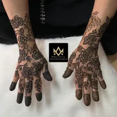 This full-hand Arabic design features a delicate network of roses and vines, creating a glove-like effect.