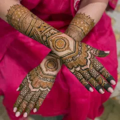 A beautiful and symmetrical back-of-hand design. The central mandala is connected to the fingers with delicate patterns, resembling traditional hand jewelry.