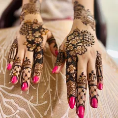 A beautiful and modern Arabic design. The bold floral patterns are concentrated on the back of the hand and fingers, leaving negative space for a contemporary feel.