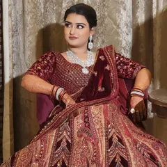 A beautiful bride looking regal in her reception lehenga and a stunning diamond necklace set.