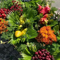 Flowers and fruits, my style. This hamper is a piece of art, with vibrant cherries, dragon fruit, and mangoes nestled amongst tropical leaves and flowers. It’s a healthy and beautiful gift for any occasion.