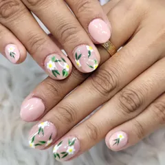 A sweet and simple design for shorter nails. Our artist hand-painted these delicate daisy chains over a natural, sheer pink base for a fresh and subtle look.