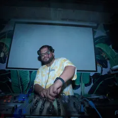 Another angle from the Ashvij Experience, focused on the mix under darker lighting.