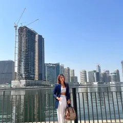 My kind of Monday blues. Exploring Dubai in a comfortable and chic outfit, pairing a white crop top and trousers with a navy blue blazer.