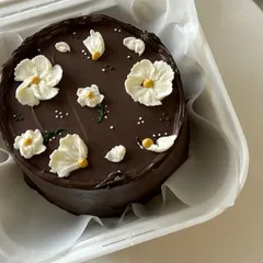Sometimes, you just need a beautiful cake for no reason at all. This rich chocolate bento cake is decorated with simple, elegant white buttercream flowers. It’s perfect for a small treat, a thank you gift, or a quiet celebration for one.