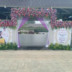 To make the entrance feel personal, I designed this setup with a large floral arch and two custom welcome boards. The boards included a photo of the couple and a warm message, making guests feel special as they arrived.