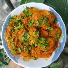 This is my finished Masala Chaap, ready to be served. The chaap is tender and has absorbed all the flavours of the thick, aromatic gravy, garnished with fresh coriander for a perfect finish.