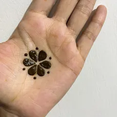 A very simple and sweet design featuring a single six-petaled flower in the center of the palm.
