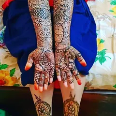 This design shows the intricacy I can achieve, with the dark henna paste still on. I love creating full coverage looks that extend from the hands to the arms and feet.