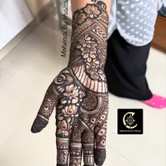 This is a lovely semi bridal or sider mehendi design. It's dense and rich with floral and paisley patterns, perfect for the sister of the bride or a close friend.